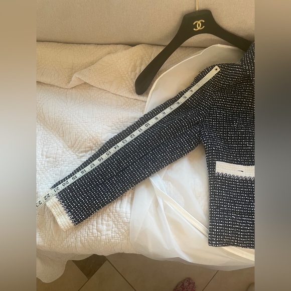 CHANEL La Petite Veste Noire Tweed Short Vest 40 FR - Picture 11 of 11
